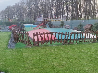 батуты и детские аттракционы в DinoPark Берегово в селе Яноши Закарпатской области