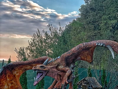 фигуры драконов в DinoPark Берегово в селе Яноши Закарпатской области