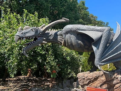 фигуры драконов в DinoPark Берегово в селе Яноши Закарпатской области
