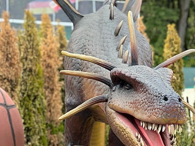 фигуры драконов в DinoPark Берегово в селе Яноши Закарпатской области