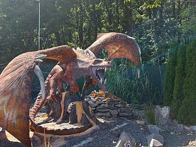 фигуры драконов в DinoPark Берегово в селе Яноши Закарпатской области