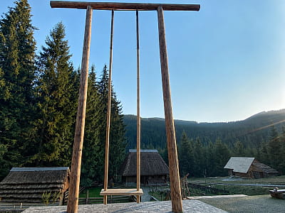 самая высокая качель Украины в этнопарке «Гуцул Ленд» в Буковеле