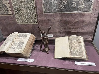 Музей книги и книгопечатания Украины в Киеве — старинные книги, рукописи, история украинской книги и уникальные экспонаты, связанные с книгопечатанием.