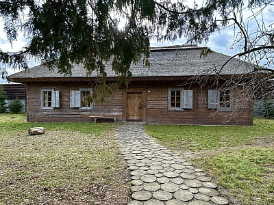 Музей под открытым небом с образцами жилых домов и хозяйственных построек украинцев, начиная с начала XIX века, в этнопарке «Ладомирия» в городе Радивилов Ровенской области