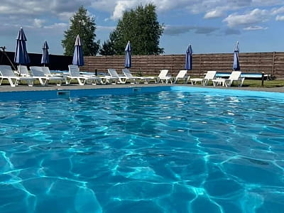 летний открытый бассейн в загородном комплексе «Острив’ОК» недалеко от города Владимир 