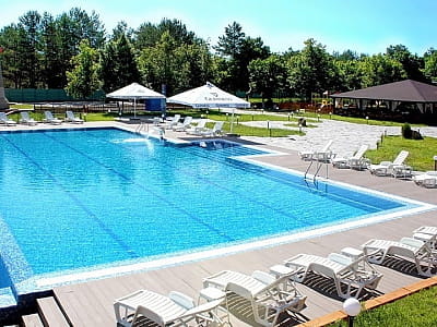 летний открытый бассейн в загородном комплексе Perlyna Resort в Черкасской области