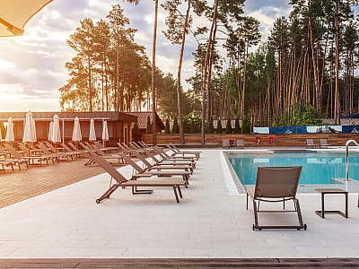 летний открытый бассейн в загородном комплексе Riverwood Relax Park в Черкасской области