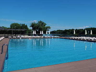 летний открытый бассейн в загородном комплексе Selena Family Resort в Черкасской области