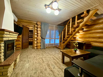 Просторный коттедж, состоящий из 4 отдельных номеров, каждый из которых имеет отдельный вход, собственную террасу и мангал, в загородном комплексе «Старый пруд» в селе Пилиповичи под Киевом