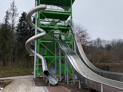 Вавилонская горка высотой 13 метров в парке УРУРУ недалеко от Львова