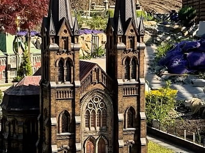 Костёл Святого Николая в миниатюре в парке-музее «Величественная Украина» в селе Поляница недалеко от Буковеля