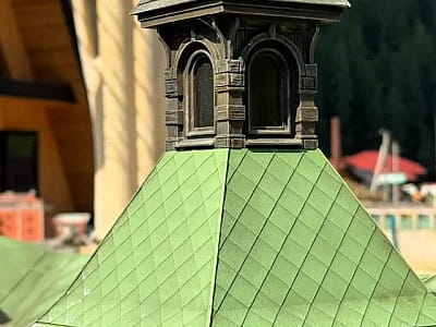 Музей «Величественная Украина» — это современный парк миниатюр, расположенный в селе Поляница недалеко от курорта Буковель. На площади более 7000 м² посетители могут увидеть Украину в уменьшенном масштабе — благодаря точно воссозданным архитектурным шедев