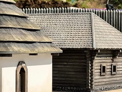 Музей «Величественная Украина» — это современный парк миниатюр, расположенный в селе Поляница недалеко от курорта Буковель. На площади более 7000 м² посетители могут увидеть Украину в уменьшенном масштабе — благодаря точно воссозданным архитектурным шедев