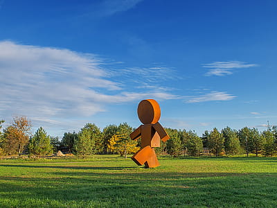 Скульптура «Первый шаг» Евгения Примаченко в парке скульптур Abramovych Sculpture Park под Киевом