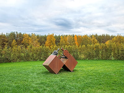 Скульптура «Двое» Петра Гронского в парке скульптур Abramovych Sculpture Park под Киевом