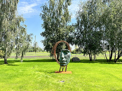 Скульптура «Insight» Дмитрия Грека в парке скульптур Abramovych Sculpture Park под Киевом