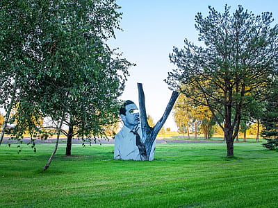 Скульптура из серии LESS Сергея Святченко в парке скульптур Abramovych Sculpture Park под Киевом