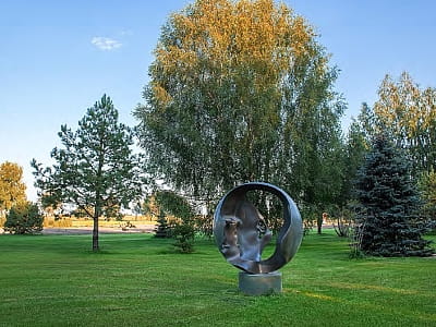 Скульптура «Пространство вокруг» Назара Билыка в парке скульптур Abramovych Sculpture Park под Киевом