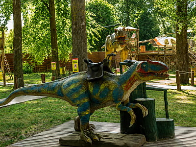 Динозавр, на котором можно покататься верхом в парке DINO PARK в Киевском Гидропарке