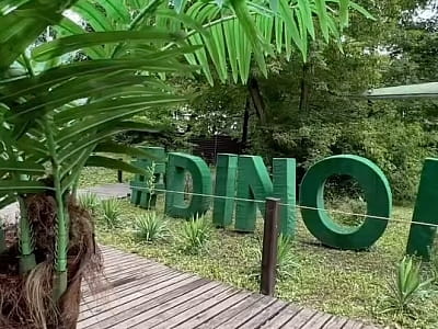 Динозавр, на котором можно покататься верхом в парке DINO PARK в Киевском Гидропарке