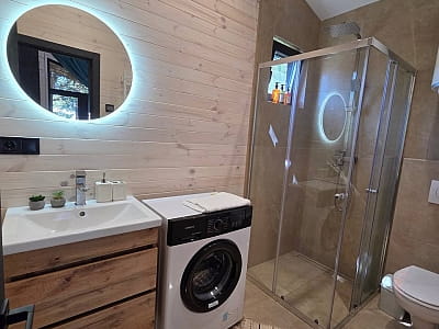 Ванная комната в коттеджах Equi Lis в Ясногородке, в 30 минутах езды от Киева