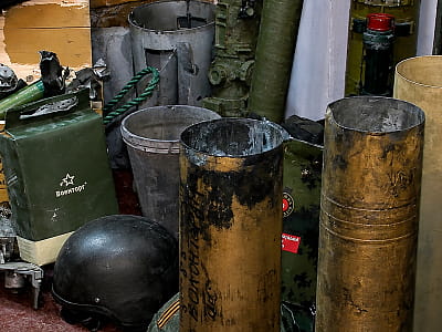 Музей трофеев с поля боя в Кропивницком хранит артефакты российско-украинской войны: обломки ракет, снаряжение и военные трофеи.