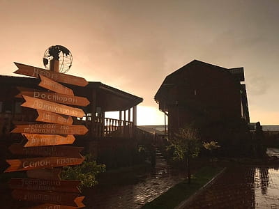 Gr-Club Resort в Житомире — SPA-комплекс, открытый и крытый бассейны, теннисные и паддл-корты, ресторан, отель и домики для комфортного отдыха.
