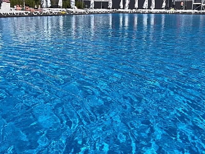 Крупнейший открытый бассейн города — Aqua Holiday в загородном комплексе Gr-Club Resort в Житомире