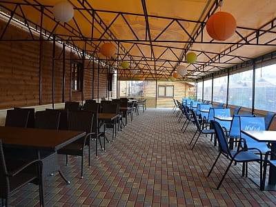 Летняя терраса ресторана «Золотое Руно» в загородном комплексе Gr-Club Resort в Житомире