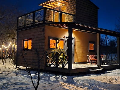 экодомики, построенные из соломенно-глиняных панелей в загородном экокомплексе «Круча119» в селе Халепья Киевской области
