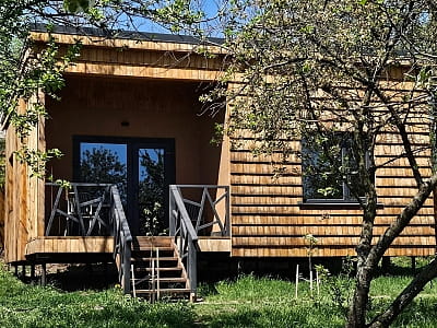 экодомики, построенные из соломенно-глиняных панелей в загородном экокомплексе «Круча119» в селе Халепья Киевской области