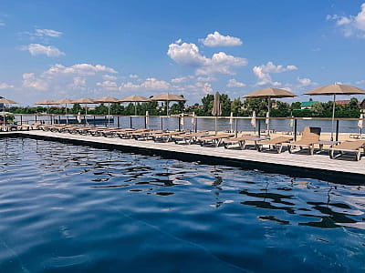летний бассейн в летнем комплексе на Жуковом острове в Киеве «Mayachok Beach Club»