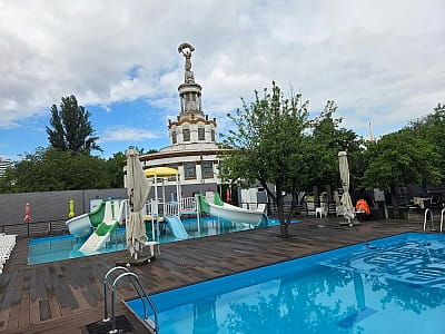 Пирс 39 на ВДНХ в Киеве — городской пляж с двумя открытыми бассейнами, детской аквазоной, баром, кафе, волейбольной площадкой и зонами отдыха.