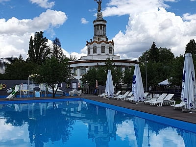 25-метровый бассейн с четырьмя плавательными дорожками в зоне отдыха в формате «городской пляж» «PIRS 39» на ВДНХ