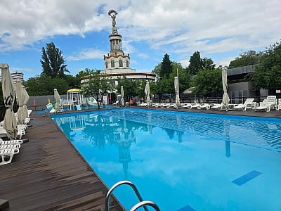 25-метровый бассейн с четырьмя плавательными дорожками в зоне отдыха в формате «городской пляж» «PIRS 39» на ВДНХ