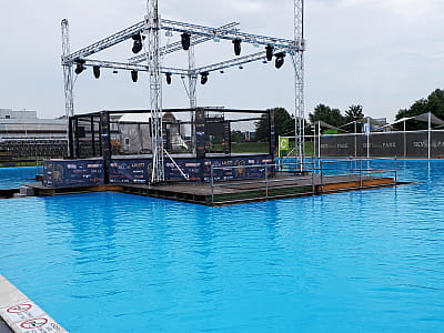 большой открытый бассейн в сезонном комплексе отдыха в Киеве Sky Family Park, на берегу Днепра рядом с ТРЦ SkyMall.