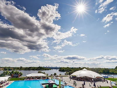 большой открытый бассейн в сезонном комплексе отдыха в Киеве Sky Family Park, на берегу Днепра рядом с ТРЦ SkyMall.