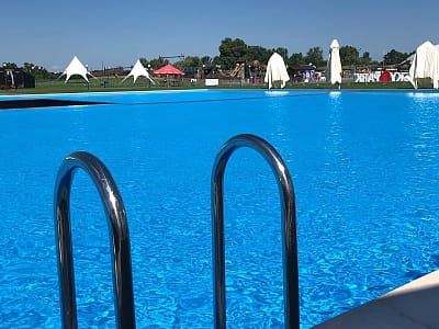 большой открытый бассейн в сезонном комплексе отдыха в Киеве Sky Family Park, на берегу Днепра рядом с ТРЦ SkyMall.