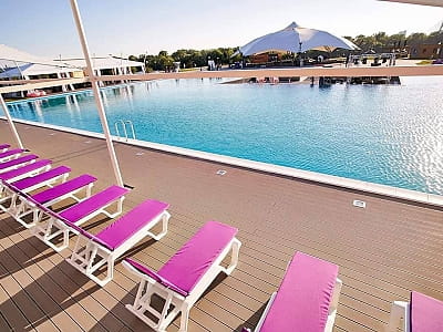 большой открытый бассейн в сезонном комплексе отдыха в Киеве Sky Family Park, на берегу Днепра рядом с ТРЦ SkyMall.