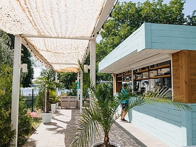 бар-ресторан в загородном комплексе для летнего отдыха «Slavutych Beach Club» на берегу Днепра в районе Осокорков