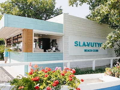 бар-ресторан в загородном комплексе для летнего отдыха «Slavutych Beach Club» на берегу Днепра в районе Осокорков