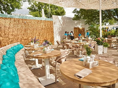 бар-ресторан в загородном комплексе для летнего отдыха «Slavutych Beach Club» на берегу Днепра в районе Осокорков