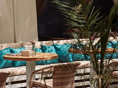 бар-ресторан в загородном комплексе для летнего отдыха «Slavutych Beach Club» на берегу Днепра в районе Осокорков