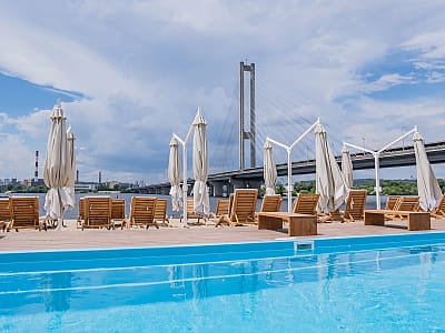 летний открытый бассейн в загородном комплексе для летнего отдыха «Slavutych Beach Club» на берегу Днепра в районе Осокорков