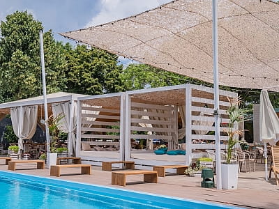 летний открытый бассейн в загородном комплексе для летнего отдыха «Slavutych Beach Club» на берегу Днепра в районе Осокорков