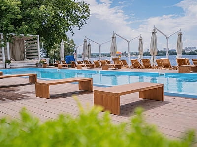 летний открытый бассейн в загородном комплексе для летнего отдыха «Slavutych Beach Club» на берегу Днепра в районе Осокорков