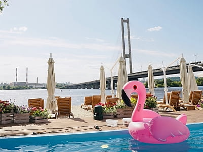 летний открытый бассейн в загородном комплексе для летнего отдыха «Slavutych Beach Club» на берегу Днепра в районе Осокорков