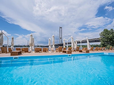 летний открытый бассейн в загородном комплексе для летнего отдыха «Slavutych Beach Club» на берегу Днепра в районе Осокорков