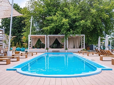 летний открытый бассейн в загородном комплексе для летнего отдыха «Slavutych Beach Club» на берегу Днепра в районе Осокорков