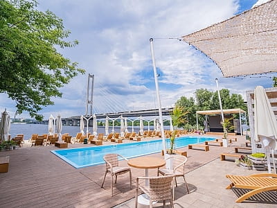 Slavutych Beach Club — пляжный комплекс на берегу Днепра в Киеве с открытым бассейном, рестораном, песчаным пляжем, баром и уютными зонами отдыха.
